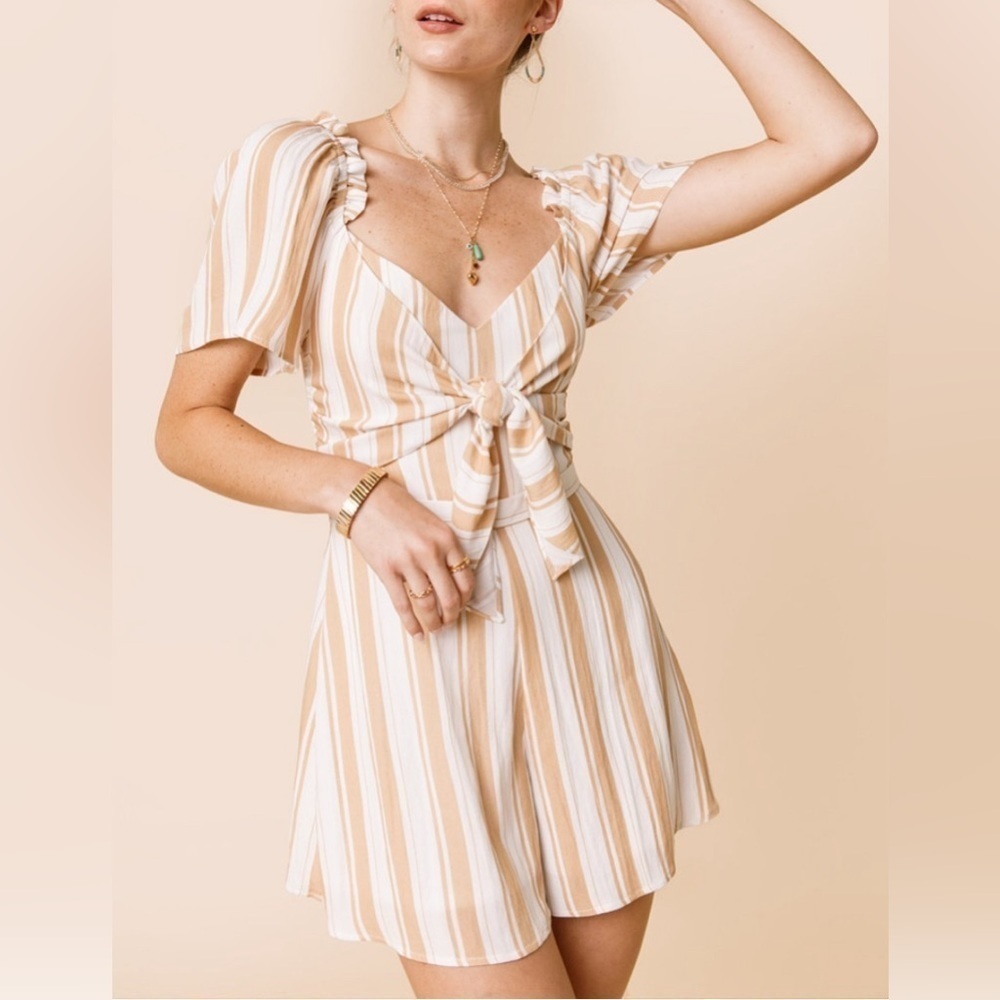 NWT Mi Ami Francesca’s Megan Tie Front Striped Romper, Size Medium